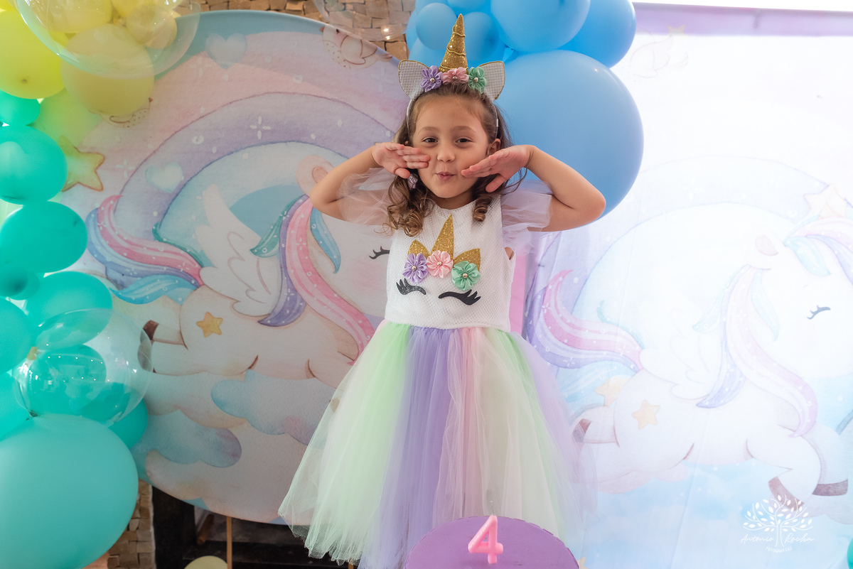 Beatriz - 4 anos - Festa de aniversário - Casa - Família - Almoço de domingo - Decoração de unicórnio - Balão surpresa - Animadora 