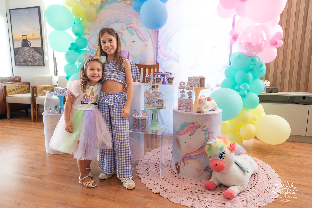 Beatriz - 4 anos - Festa de aniversário - Casa - Família - Almoço de domingo - Decoração de unicórnio - Balão surpresa - Animadora 