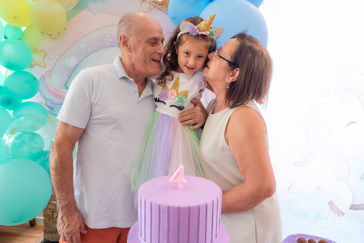 Beatriz - 4 anos - Festa de aniversário - Casa - Família - Almoço de domingo - Decoração de unicórnio - Balão surpresa - Animadora 