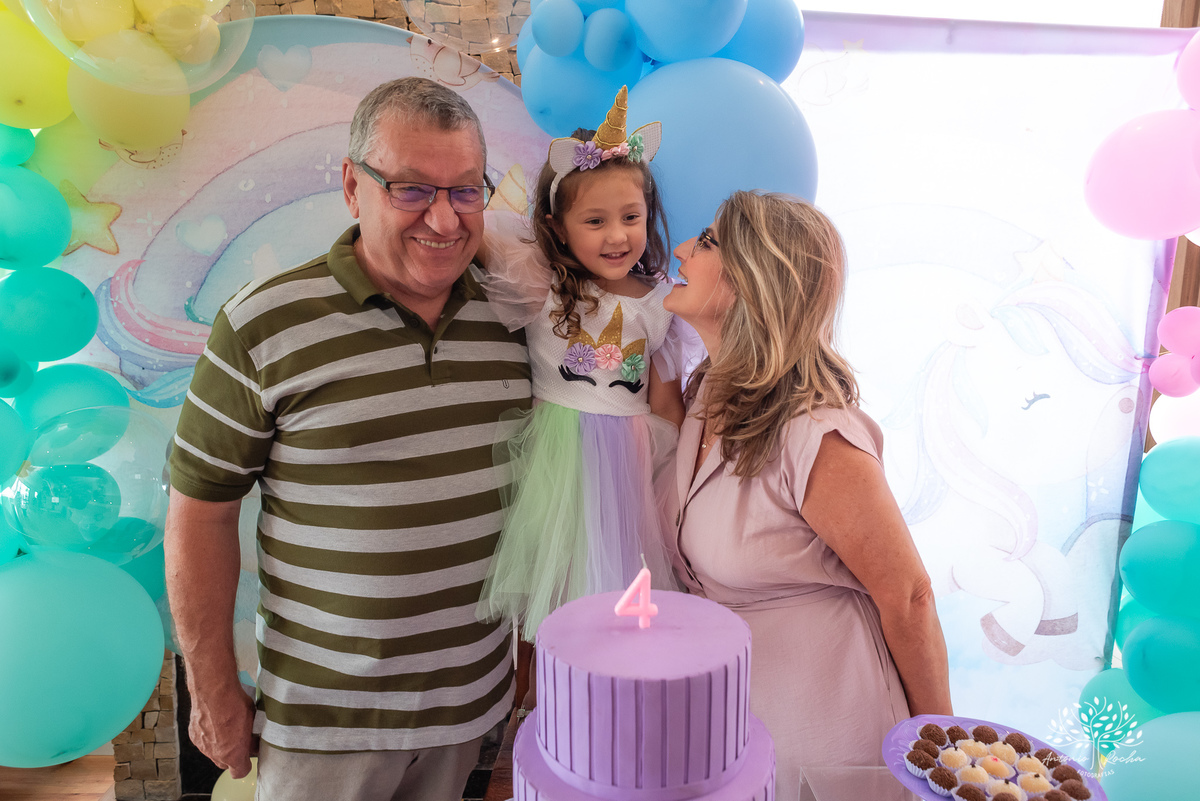 Beatriz - 4 anos - Festa de aniversário - Casa - Família - Almoço de domingo - Decoração de unicórnio - Balão surpresa - Animadora 
