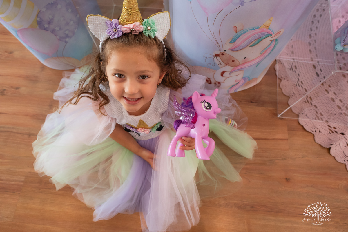 Beatriz - 4 anos - Festa de aniversário - Casa - Família - Almoço de domingo - Decoração de unicórnio - Balão surpresa - Animadora 