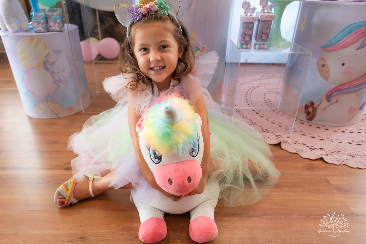 Beatriz - 4 anos - Festa de aniversário - Casa - Família - Almoço de domingo - Decoração de unicórnio - Balão surpresa - Animadora 