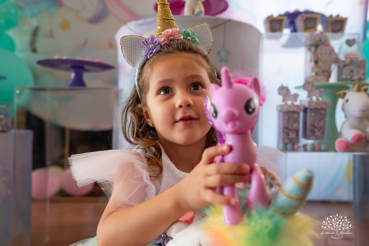 Beatriz - 4 anos - Festa de aniversário - Casa - Família - Almoço de domingo - Decoração de unicórnio - Balão surpresa - Animadora 