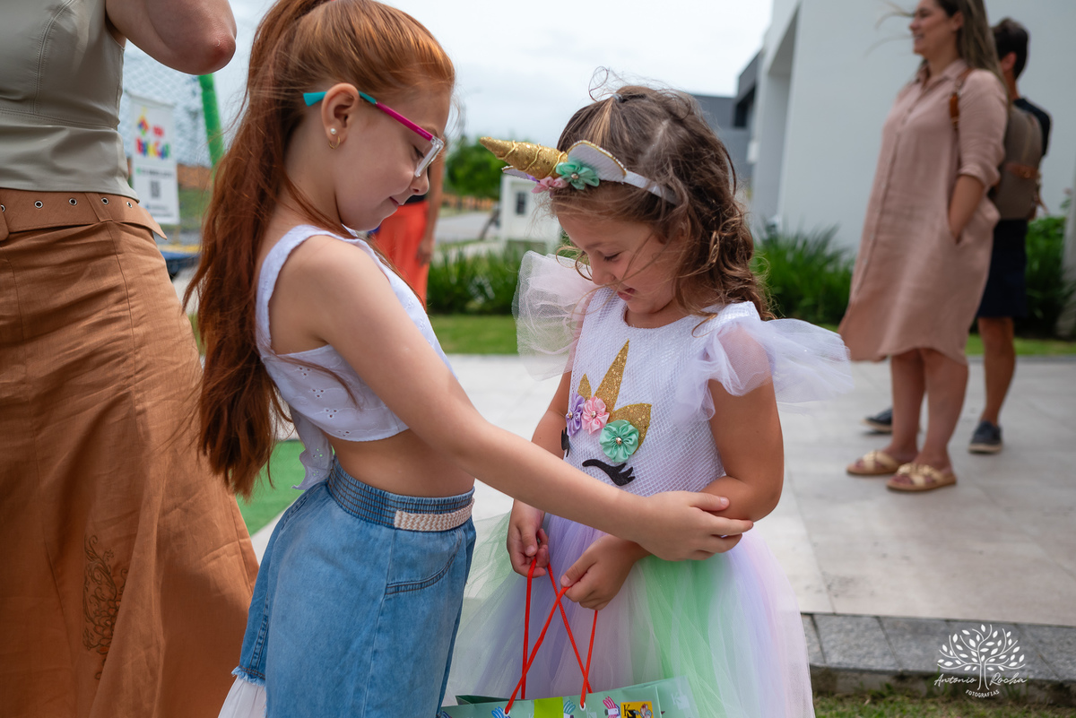 Beatriz - 4 anos - Festa de aniversário - Casa - Família - Almoço de domingo - Decoração de unicórnio - Balão surpresa - Animadora 