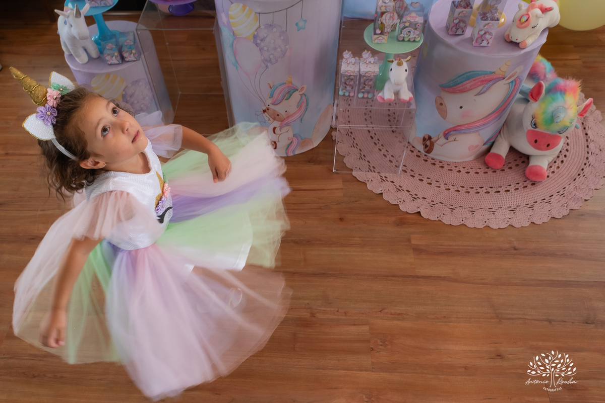 Beatriz - 4 anos - Festa de aniversário - Casa - Família - Almoço de domingo - Decoração de unicórnio - Balão surpresa - Animadora 