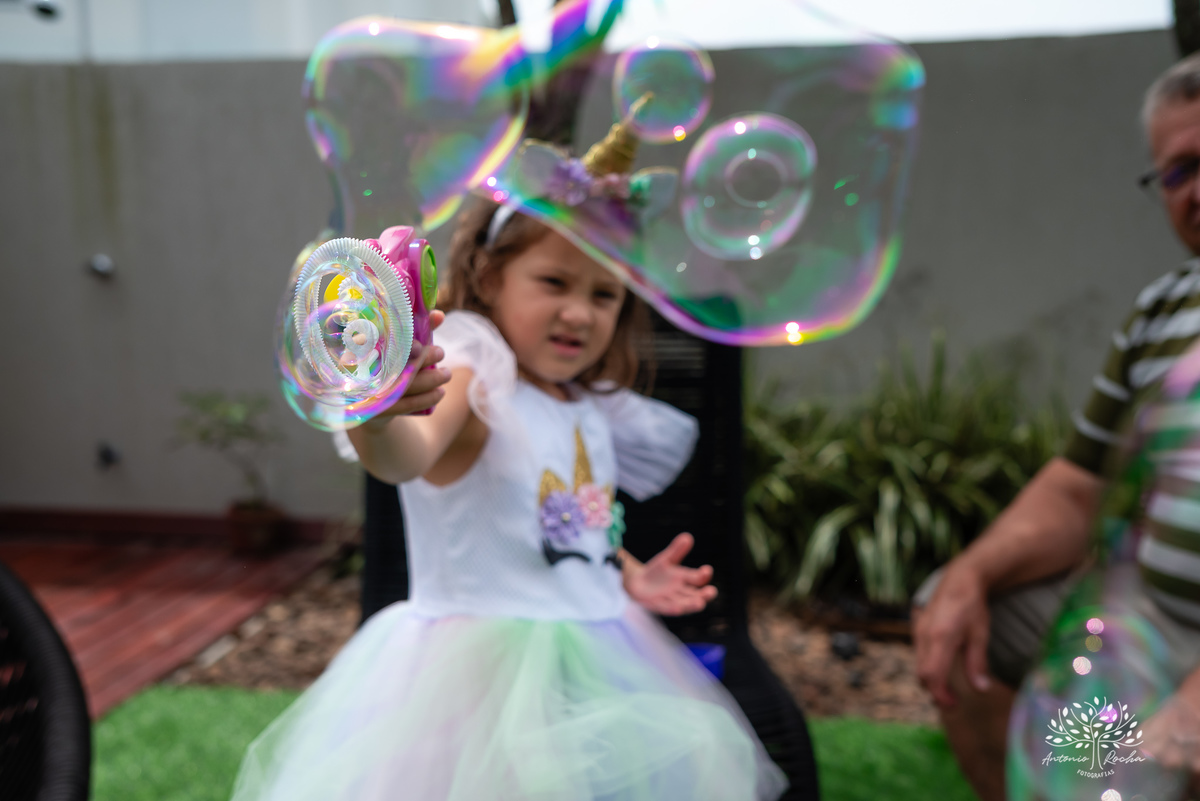 Beatriz - 4 anos - Festa de aniversário - Casa - Família - Almoço de domingo - Decoração de unicórnio - Balão surpresa - Animadora 