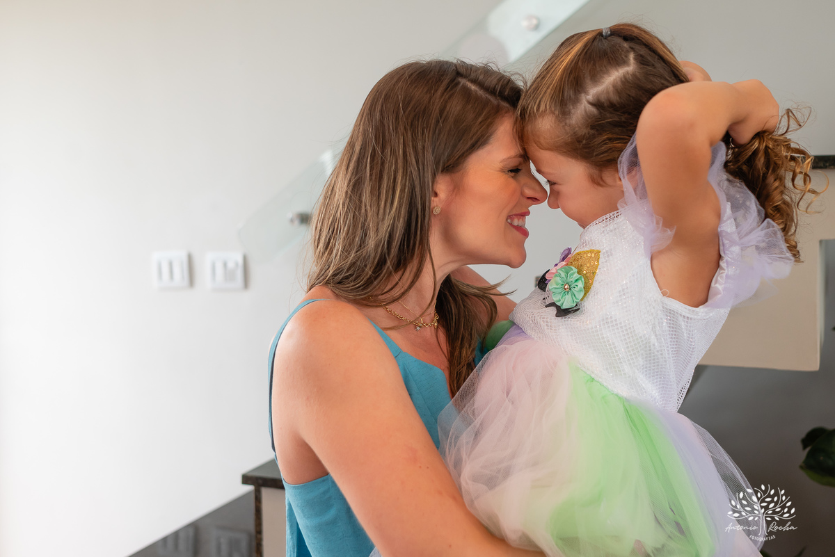 Beatriz - 4 anos - Festa de aniversário - Casa - Família - Almoço de domingo - Decoração de unicórnio - Balão surpresa - Animadora 