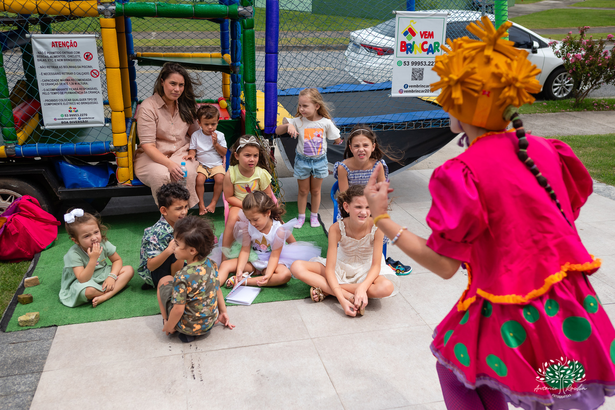 Beatriz - 4 anos - Festa de aniversário - Casa - Família - Almoço de domingo - Decoração de unicórnio - Balão surpresa - Animadora 