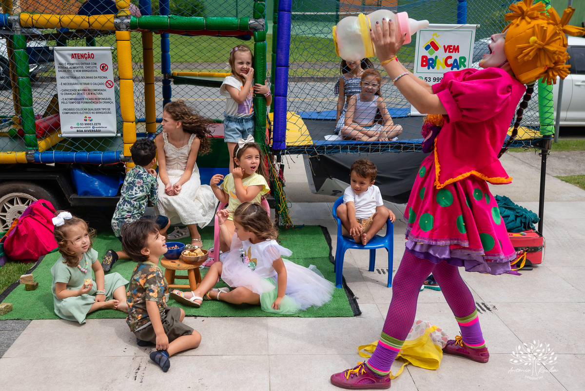 Beatriz - 4 anos - Festa de aniversário - Casa - Família - Almoço de domingo - Decoração de unicórnio - Balão surpresa - Animadora 