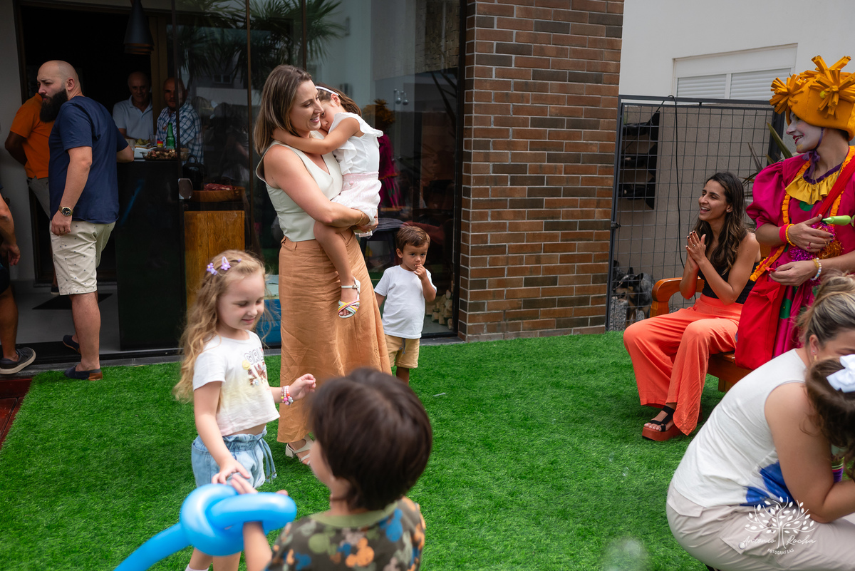 Beatriz - 4 anos - Festa de aniversário - Casa - Família - Almoço de domingo - Decoração de unicórnio - Balão surpresa - Animadora 