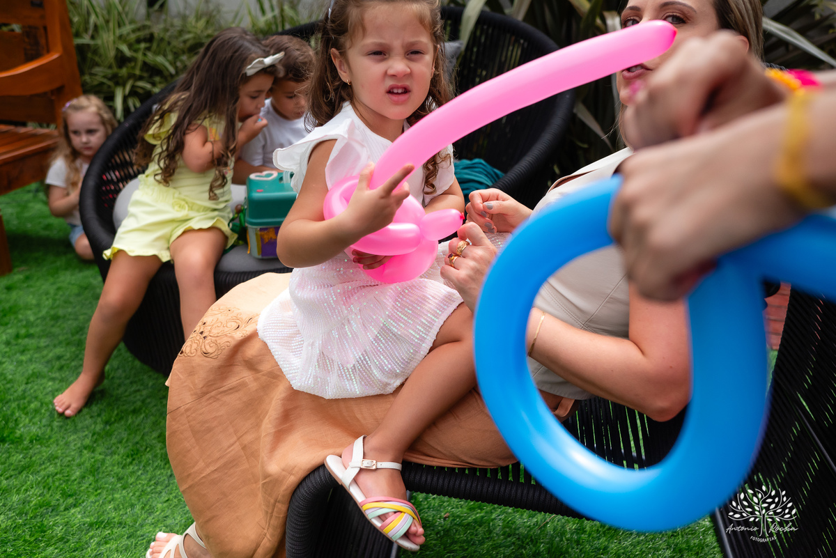 Beatriz - 4 anos - Festa de aniversário - Casa - Família - Almoço de domingo - Decoração de unicórnio - Balão surpresa - Animadora 