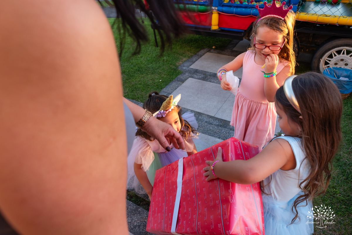 Beatriz - 4 anos - segundo dia - comemoração - casa - escola - amigos - decoração - unicórnio - balão surpresa - animação - Joaninha - - Luana - Antoniony – Aurora – Alphaville – Antonio Rocha Fotografias - Pelotas