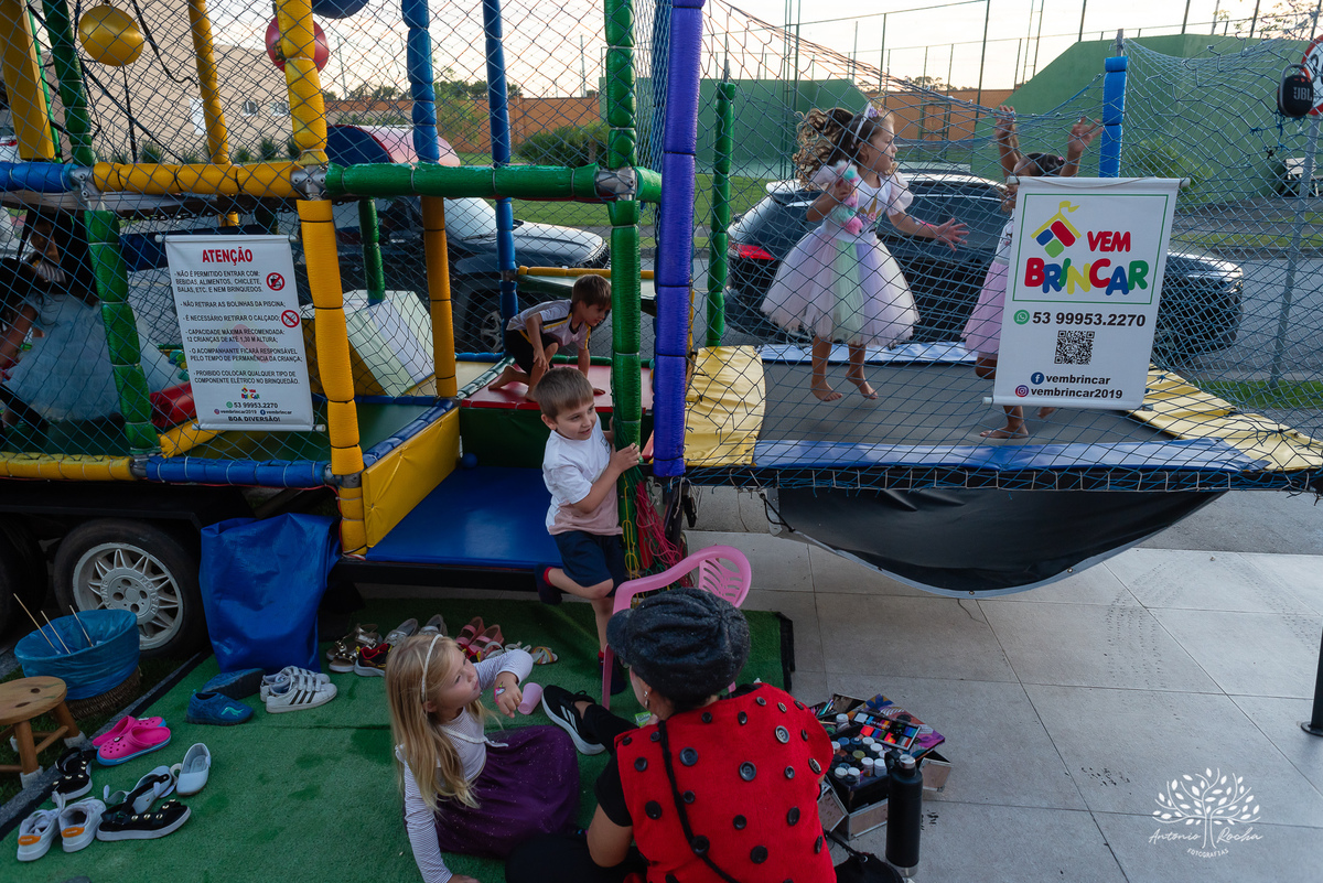 Beatriz - 4 anos - segundo dia - comemoração - casa - escola - amigos - decoração - unicórnio - balão surpresa - animação - Joaninha - - Luana - Antoniony – Aurora – Alphaville – Antonio Rocha Fotografias - Pelotas