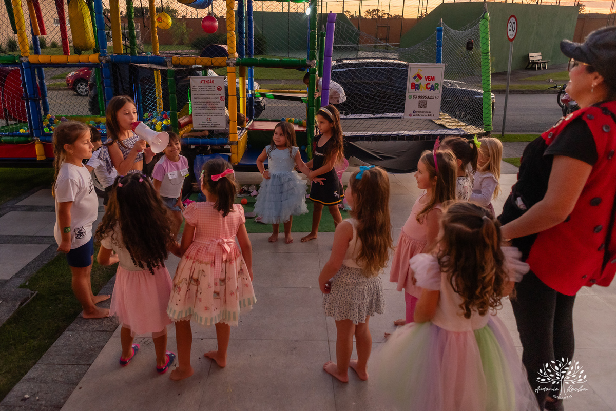 Beatriz - 4 anos - segundo dia - comemoração - casa - escola - amigos - decoração - unicórnio - balão surpresa - animação - Joaninha - - Luana - Antoniony – Aurora – Alphaville – Antonio Rocha Fotografias - Pelotas