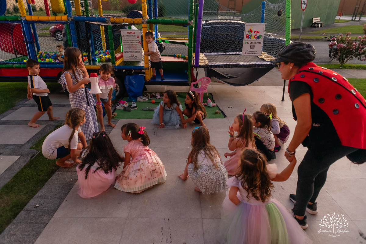 Beatriz - 4 anos - segundo dia - comemoração - casa - escola - amigos - decoração - unicórnio - balão surpresa - animação - Joaninha - - Luana - Antoniony – Aurora – Alphaville – Antonio Rocha Fotografias - Pelotas
