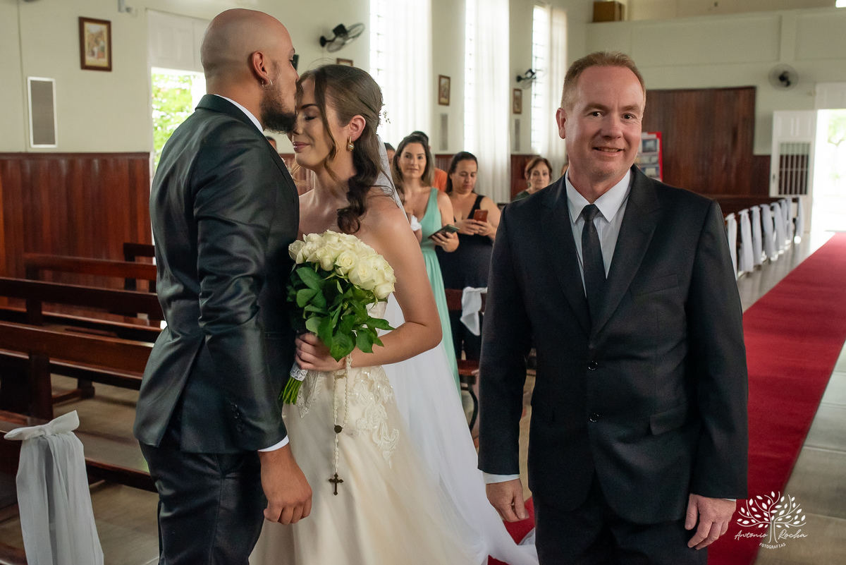 cerimônia religiosa, fevereiro 2024, caminho até o altar, amor, união, desafios, comprometimento, memórias, fotografia, casal, momentos especiais, testemunho, celebração, emocionante, gratidão, Antonio Rocha Fotografias - Pelotas