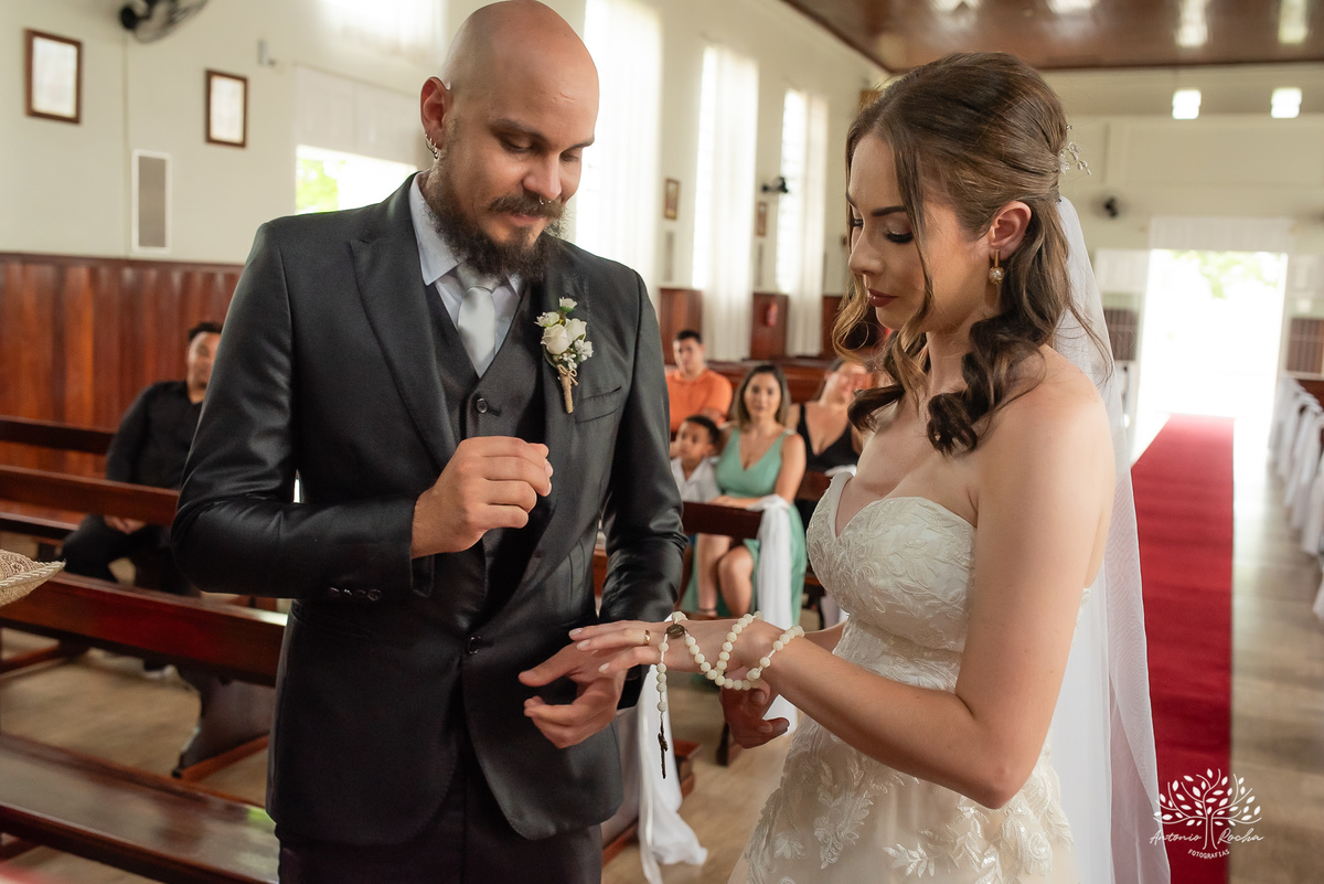 cerimônia religiosa, fevereiro 2024, caminho até o altar, amor, união, desafios, comprometimento, memórias, fotografia, casal, momentos especiais, testemunho, celebração, emocionante, gratidão, Antonio Rocha Fotografias - Pelotas