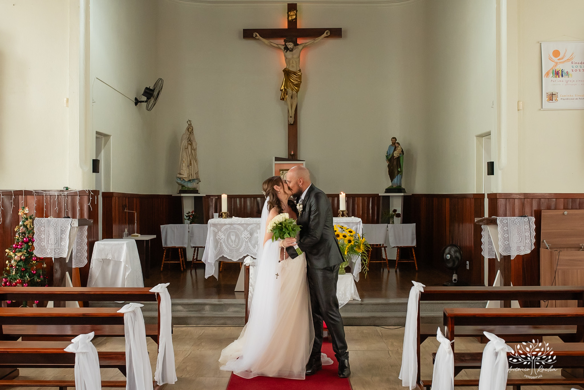 cerimônia religiosa, fevereiro 2024, caminho até o altar, amor, união, desafios, comprometimento, memórias, fotografia, casal, momentos especiais, testemunho, celebração, emocionante, gratidão, Antonio Rocha Fotografias - Pelotas