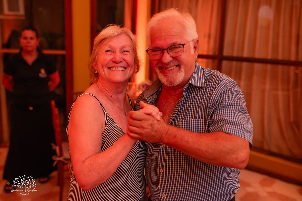 Michele kopereck - Morada da Figueira - Pelotas - 40 anos - Orafa Cantor - Vinícius Moraes e Banda - Sandrini Som e Luz - Tribo dos Coquetéis - bolo - Márcia Aquino - mesa de antepastos - decoração de balões - arranjos florais - Antonio Rocha Fotografias