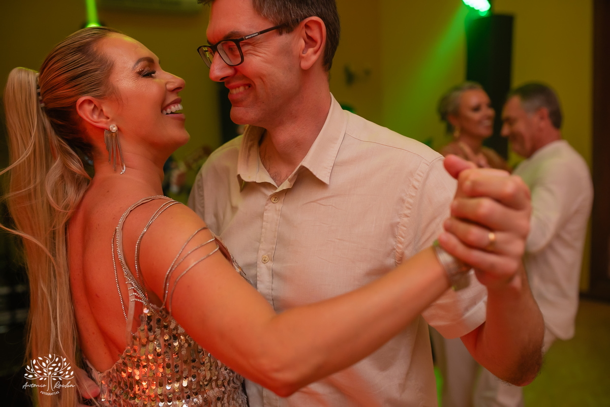 Michele kopereck - Morada da Figueira - Pelotas - 40 anos - Orafa Cantor - Vinícius Moraes e Banda - Sandrini Som e Luz - Tribo dos Coquetéis - bolo - Márcia Aquino - mesa de antepastos - decoração de balões - arranjos florais - Antonio Rocha Fotografias