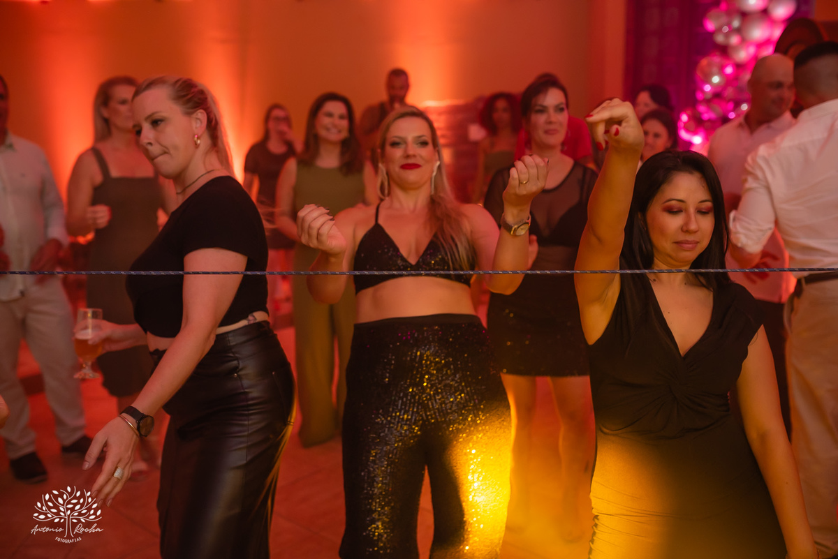 Michele kopereck - Morada da Figueira - Pelotas - 40 anos - Orafa Cantor - Vinícius Moraes e Banda - Sandrini Som e Luz - Tribo dos Coquetéis - bolo - Márcia Aquino - mesa de antepastos - decoração de balões - arranjos florais - Antonio Rocha Fotografias