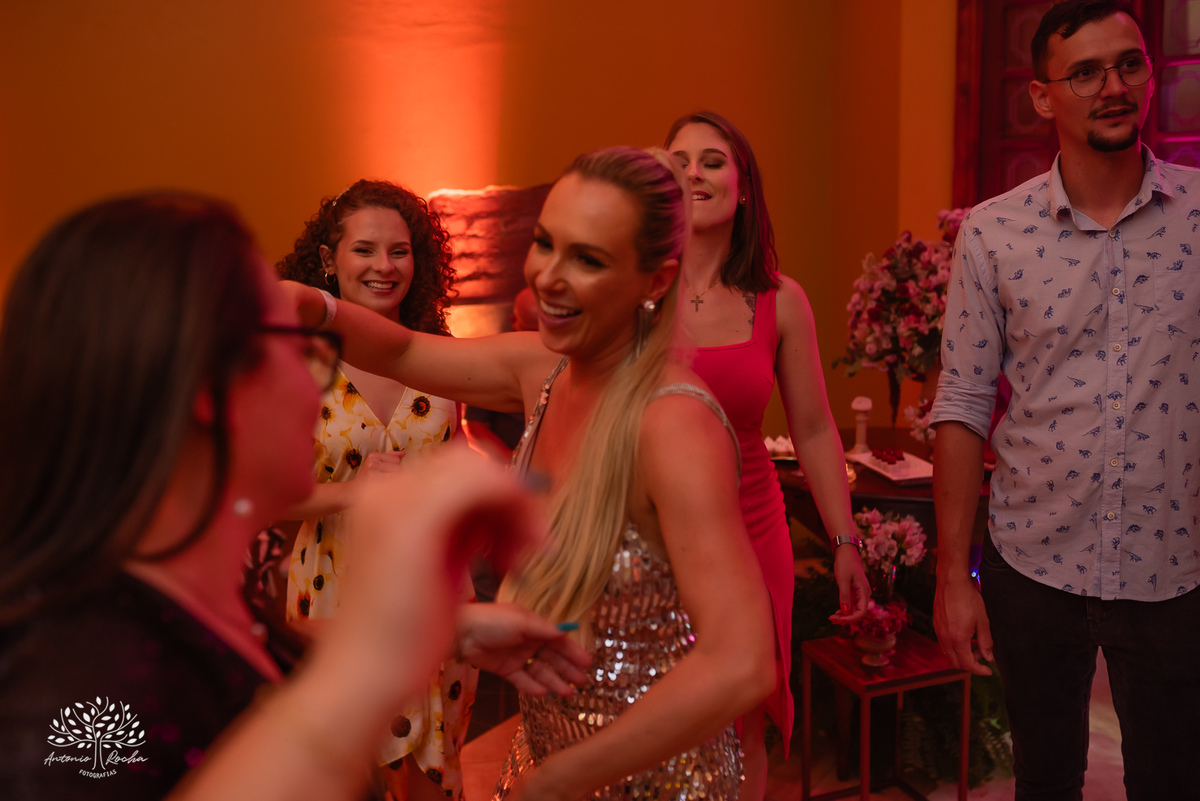 Michele kopereck - Morada da Figueira - Pelotas - 40 anos - Orafa Cantor - Vinícius Moraes e Banda - Sandrini Som e Luz - Tribo dos Coquetéis - bolo - Márcia Aquino - mesa de antepastos - decoração de balões - arranjos florais - Antonio Rocha Fotografias