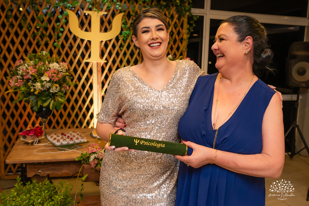 recepção - formatura - Ane - comemoração - amigos - familiares - sonho - vida - trajetória - profissão – psicologia - celebrar - conquista - abraços - sorrisos - churrasco - Brasa em Casa - chopinho – música – Antonio Rocha Fotografias - Pelotas