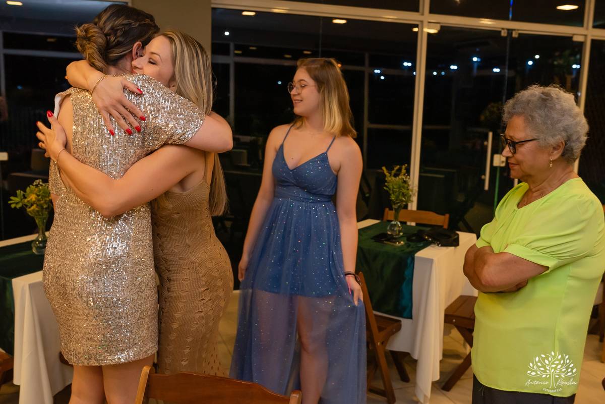 recepção - formatura - Ane - comemoração - amigos - familiares - sonho - vida - trajetória - profissão – psicologia - celebrar - conquista - abraços - sorrisos - churrasco - Brasa em Casa - chopinho – música – Antonio Rocha Fotografias - Pelotas