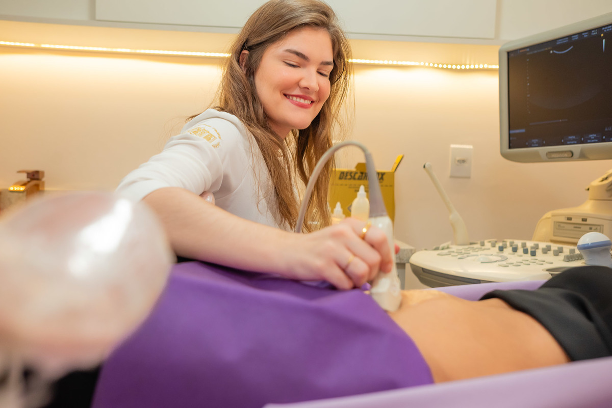 Profissionais - Médicas - Ginecologistas - Obstetras - Ensaio Profissional - Autenticidade -Profissionalismo -Expertise - Formatura -Marketing - Fundo Neutro - Atendimento - Consultório - Conquistas - Fotografias - Antonio Rocha Fotografias - Pelotas