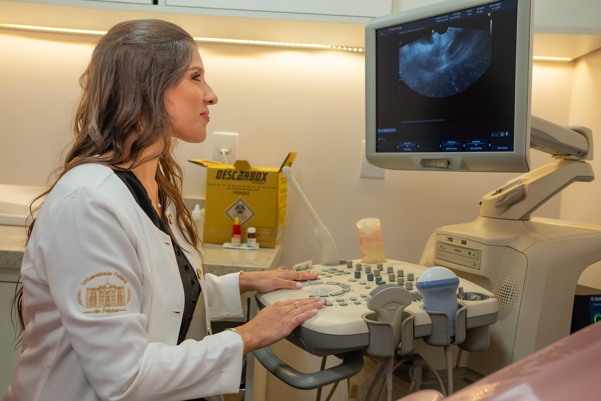 Profissionais - Médicas - Ginecologistas - Obstetras - Ensaio Profissional - Autenticidade -Profissionalismo -Expertise - Formatura -Marketing - Fundo Neutro - Atendimento - Consultório - Conquistas - Fotografias - Antonio Rocha Fotografias - Pelotas