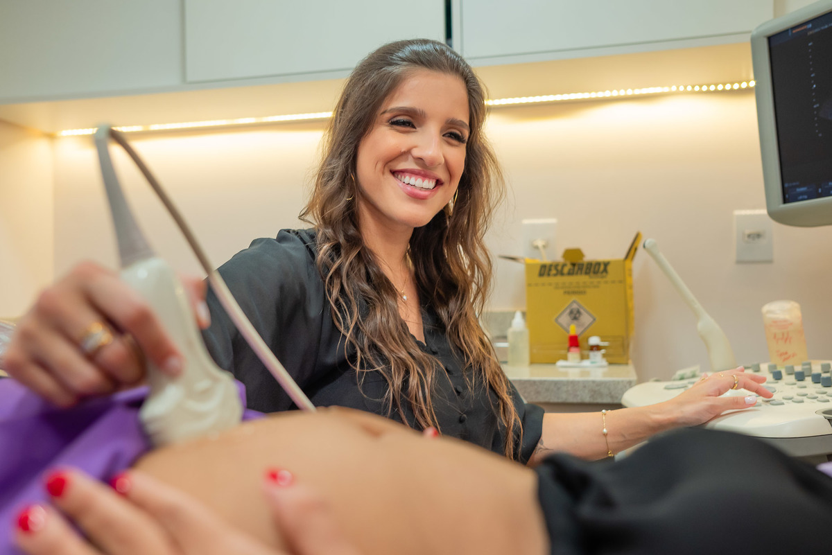 Profissionais - Médicas - Ginecologistas - Obstetras - Ensaio Profissional - Autenticidade -Profissionalismo -Expertise - Formatura -Marketing - Fundo Neutro - Atendimento - Consultório - Conquistas - Fotografias - Antonio Rocha Fotografias - Pelotas