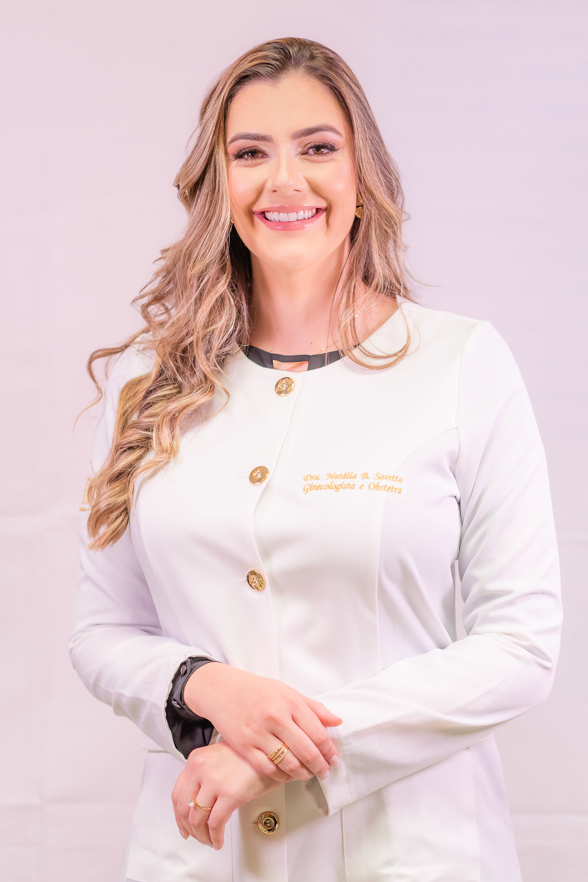 Profissionais - Médicas - Ginecologistas - Obstetras - Ensaio Profissional - Autenticidade -Profissionalismo -Expertise - Formatura -Marketing - Fundo Neutro - Atendimento - Consultório - Conquistas - Fotografias - Antonio Rocha Fotografias - Pelotas