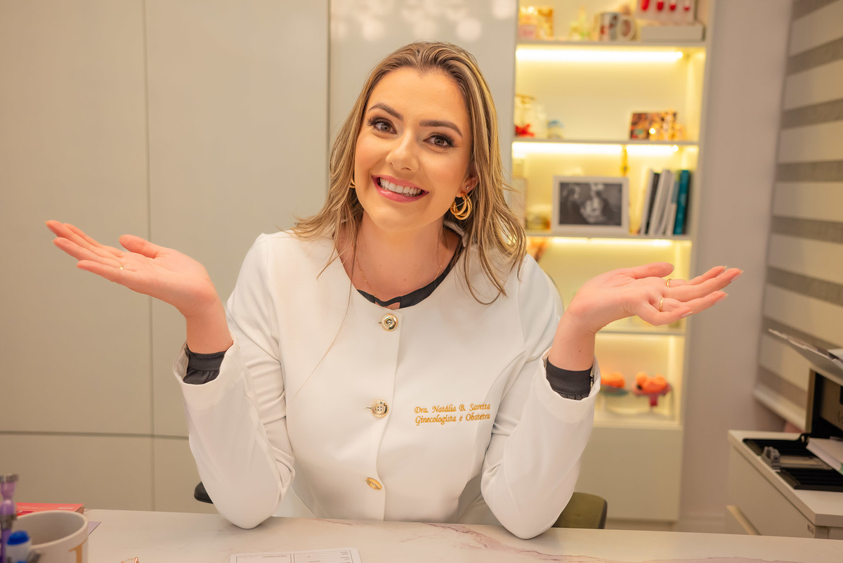 Profissionais - Médicas - Ginecologistas - Obstetras - Ensaio Profissional - Autenticidade -Profissionalismo -Expertise - Formatura -Marketing - Fundo Neutro - Atendimento - Consultório - Conquistas - Fotografias - Antonio Rocha Fotografias - Pelotas