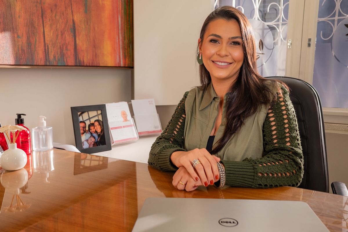 •	Ensaio Profissional - Dra. Juliana Lamas - Rotina de Tratamentos – Clínica - Fotografias de Marketing - Essência Profissional – Personalidade – Conexão – Empatia – Jaleco – Expertise - Serviços de Saúde – Antonio Rocha Fotografias - Pelotas