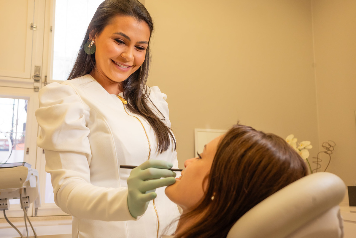 •	Ensaio Profissional - Dra. Juliana Lamas - Rotina de Tratamentos – Clínica - Fotografias de Marketing - Essência Profissional – Personalidade – Conexão – Empatia – Jaleco – Expertise - Serviços de Saúde – Antonio Rocha Fotografias - Pelotas