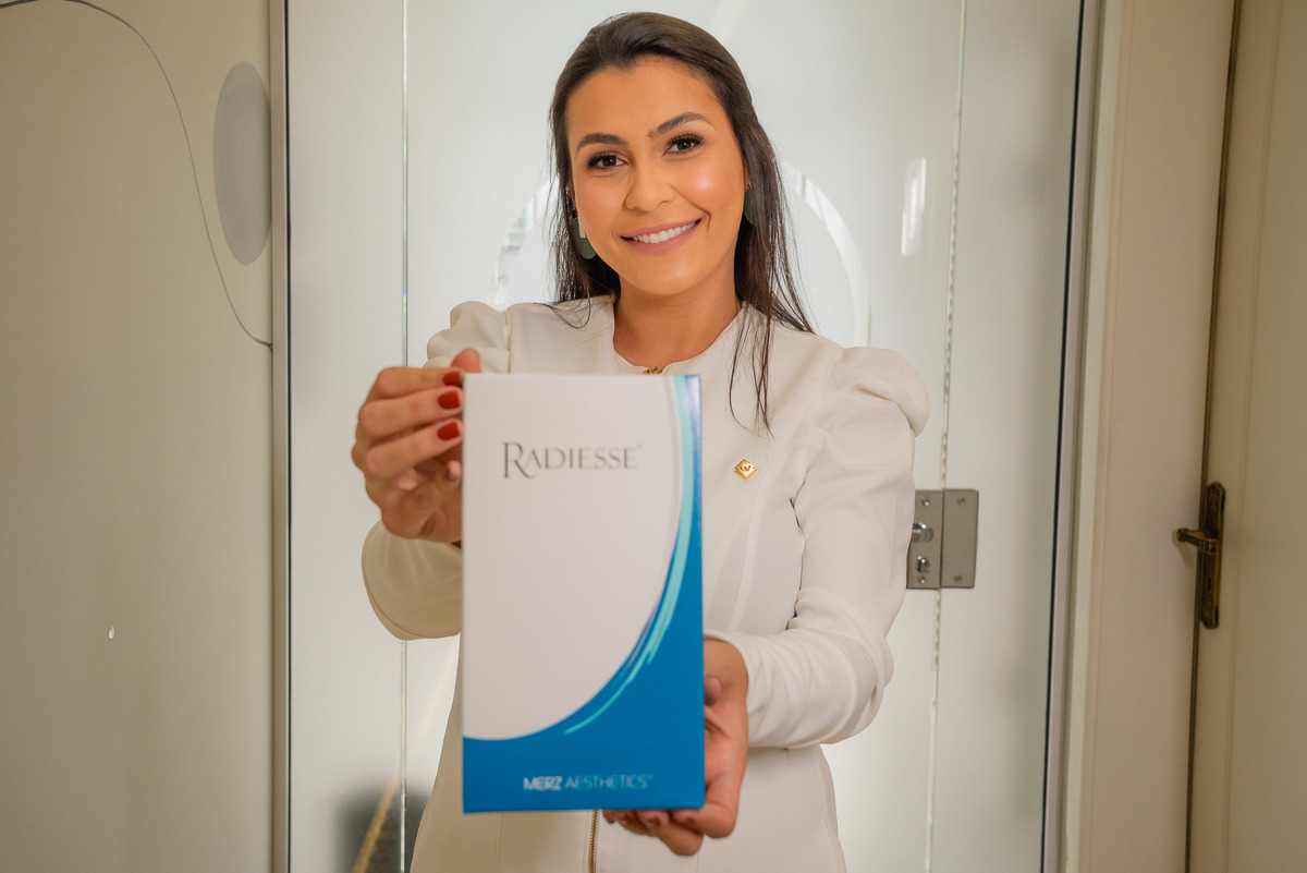 •	Ensaio Profissional - Dra. Juliana Lamas - Rotina de Tratamentos – Clínica - Fotografias de Marketing - Essência Profissional – Personalidade – Conexão – Empatia – Jaleco – Expertise - Serviços de Saúde – Antonio Rocha Fotografias - Pelotas