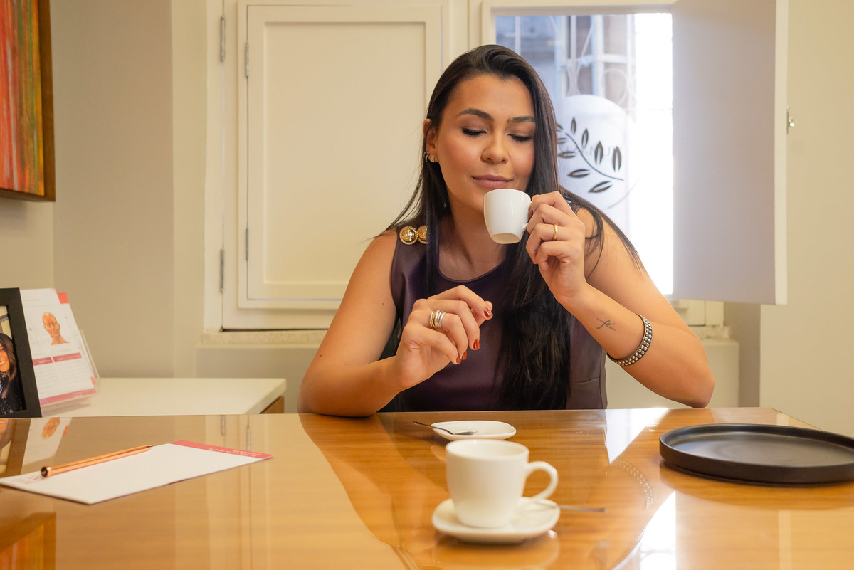 •	Ensaio Profissional - Dra. Juliana Lamas - Rotina de Tratamentos – Clínica - Fotografias de Marketing - Essência Profissional – Personalidade – Conexão – Empatia – Jaleco – Expertise - Serviços de Saúde – Antonio Rocha Fotografias - Pelotas