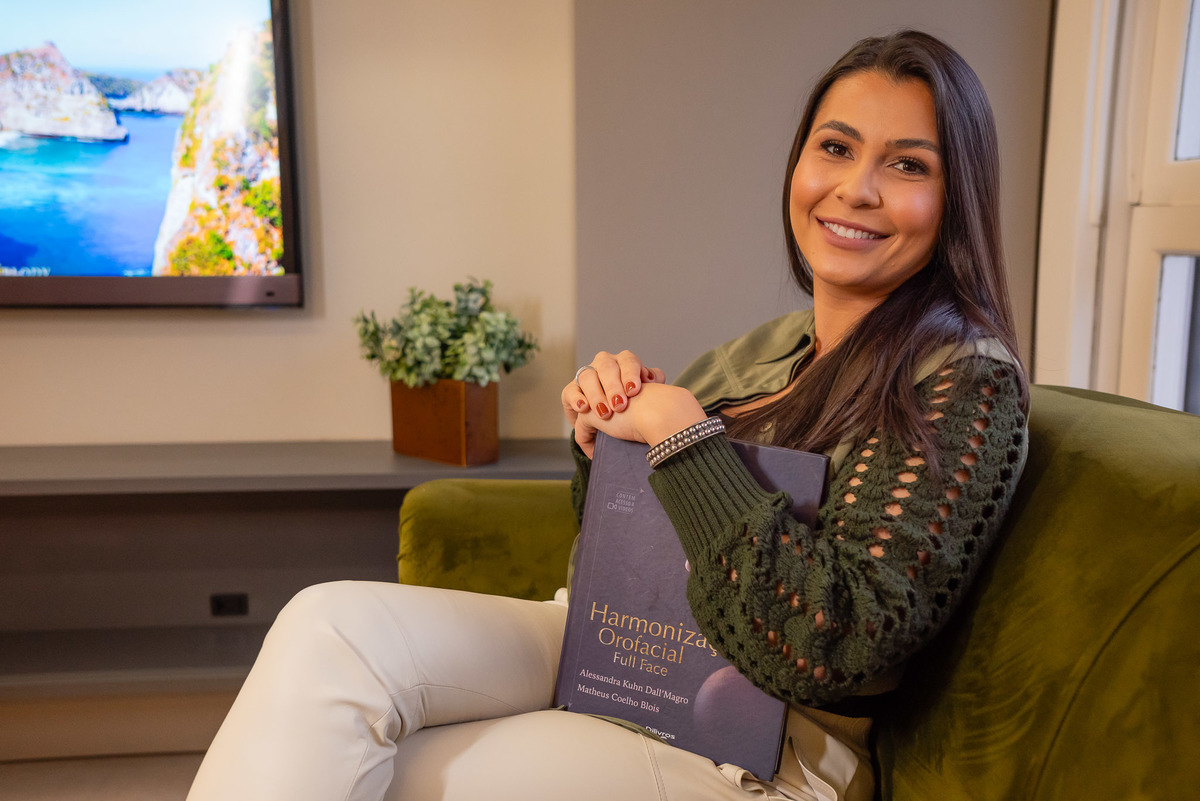 •	Ensaio Profissional - Dra. Juliana Lamas - Rotina de Tratamentos – Clínica - Fotografias de Marketing - Essência Profissional – Personalidade – Conexão – Empatia – Jaleco – Expertise - Serviços de Saúde – Antonio Rocha Fotografias - Pelotas