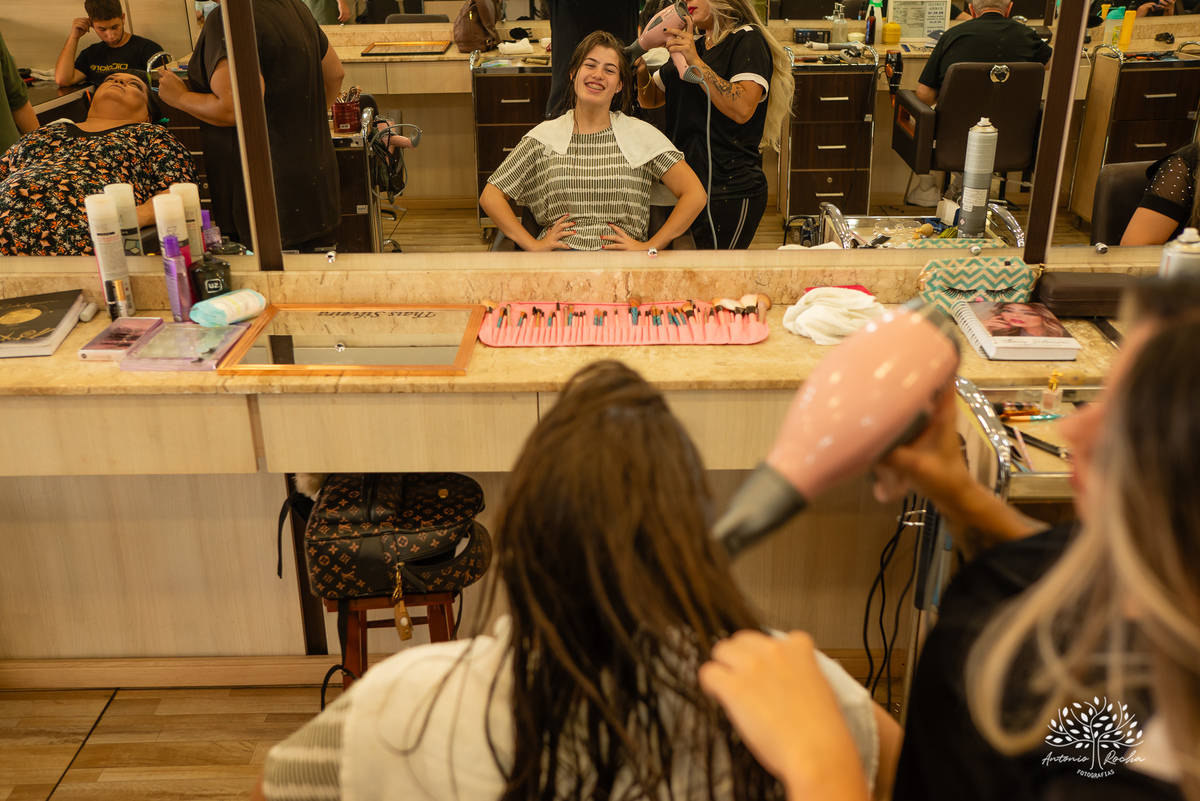 festa - Helena Kichofel - Comunidade Sant'Ana - Colônia Maciel - Pelotas/RS - ensaio externo - nascer do Sol - praia do Laranjal - por do sol - Parque Una - making of vestido - valsa - saia rodada - surpresa - anel de 15 anos – Antonio Rocha Fotografias