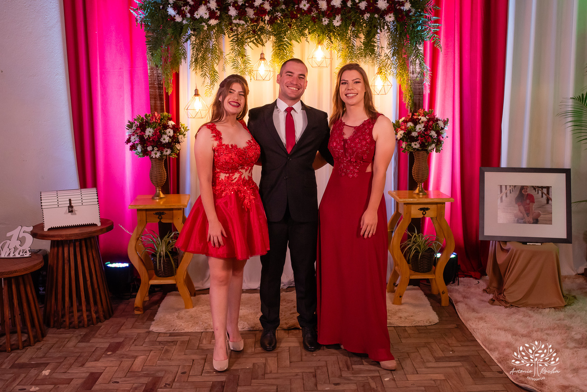 festa - Helena Kichofel - Comunidade Sant'Ana - Colônia Maciel - Pelotas/RS - ensaio externo - nascer do Sol - praia do Laranjal - por do sol - Parque Una - making of vestido - valsa - saia rodada - surpresa - anel de 15 anos – Antonio Rocha Fotografias