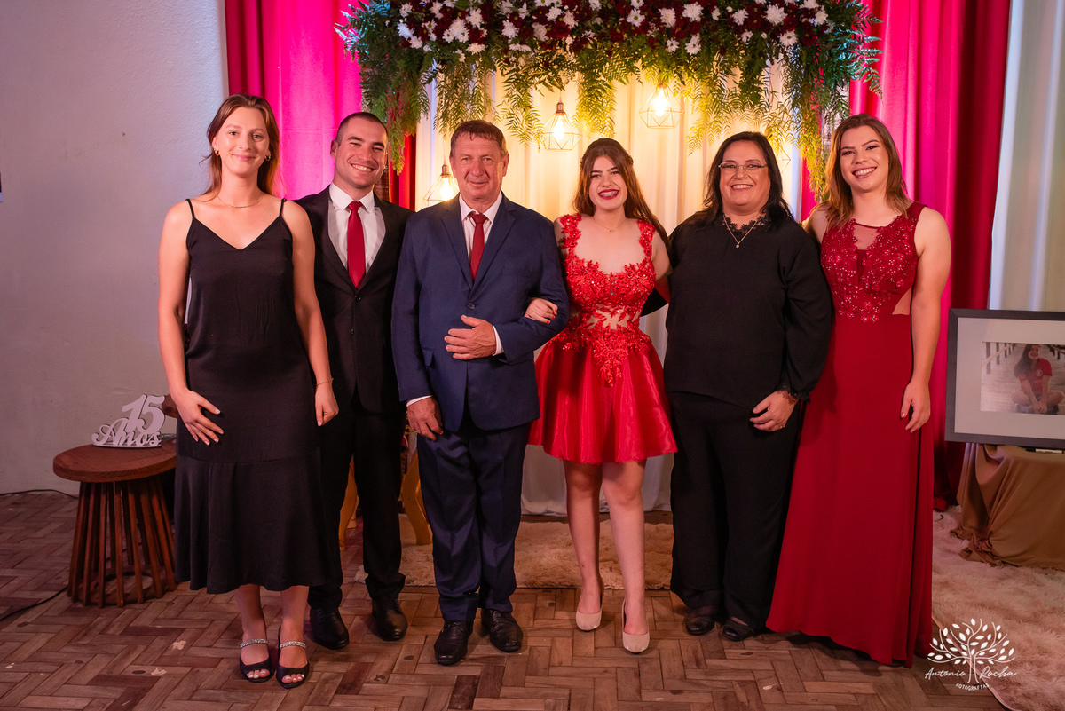 festa - Helena Kichofel - Comunidade Sant'Ana - Colônia Maciel - Pelotas/RS - ensaio externo - nascer do Sol - praia do Laranjal - por do sol - Parque Una - making of vestido - valsa - saia rodada - surpresa - anel de 15 anos – Antonio Rocha Fotografias