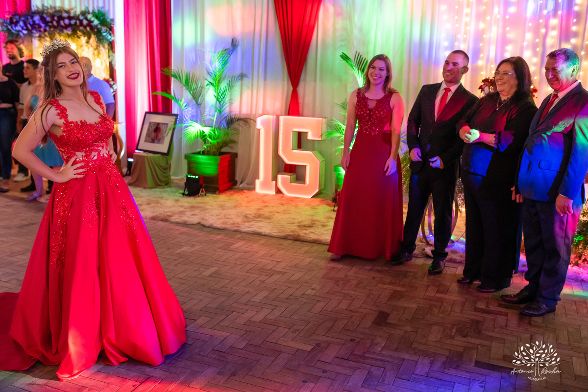 festa - Helena Kichofel - Comunidade Sant'Ana - Colônia Maciel - Pelotas/RS - ensaio externo - nascer do Sol - praia do Laranjal - por do sol - Parque Una - making of vestido - valsa - saia rodada - surpresa - anel de 15 anos – Antonio Rocha Fotografias