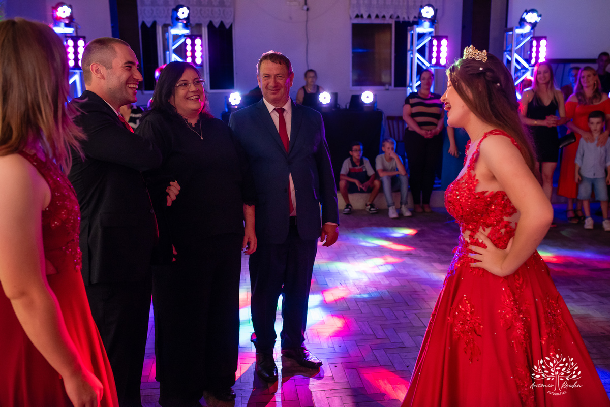 festa - Helena Kichofel - Comunidade Sant'Ana - Colônia Maciel - Pelotas/RS - ensaio externo - nascer do Sol - praia do Laranjal - por do sol - Parque Una - making of vestido - valsa - saia rodada - surpresa - anel de 15 anos – Antonio Rocha Fotografias