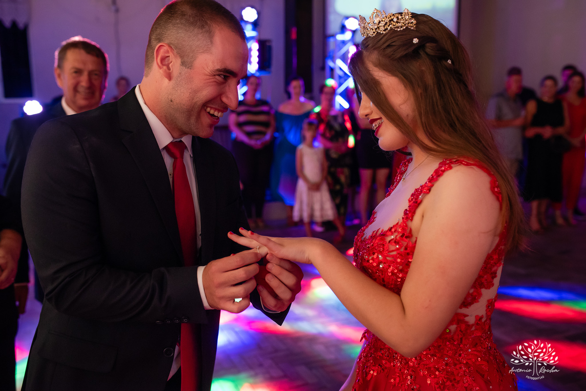 festa - Helena Kichofel - Comunidade Sant'Ana - Colônia Maciel - Pelotas/RS - ensaio externo - nascer do Sol - praia do Laranjal - por do sol - Parque Una - making of vestido - valsa - saia rodada - surpresa - anel de 15 anos – Antonio Rocha Fotografias