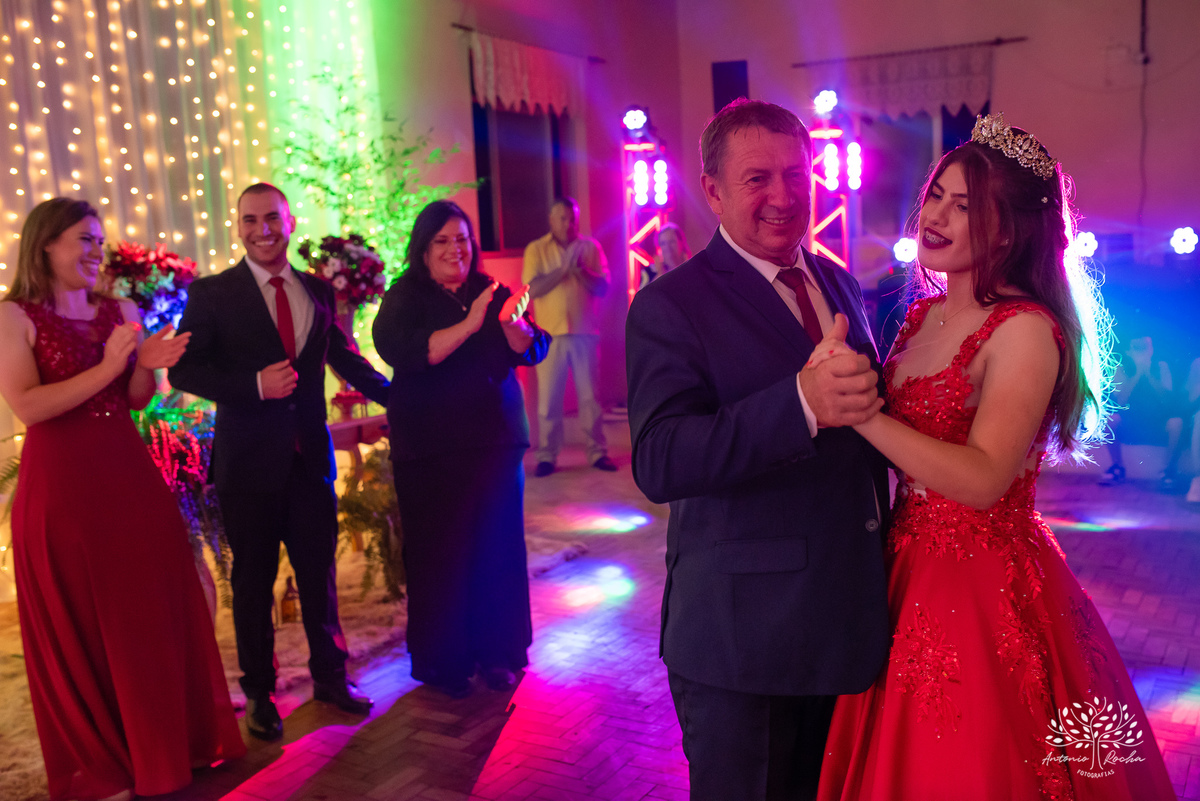 festa - Helena Kichofel - Comunidade Sant'Ana - Colônia Maciel - Pelotas/RS - ensaio externo - nascer do Sol - praia do Laranjal - por do sol - Parque Una - making of vestido - valsa - saia rodada - surpresa - anel de 15 anos – Antonio Rocha Fotografias