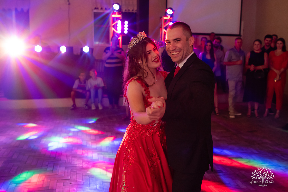 festa - Helena Kichofel - Comunidade Sant'Ana - Colônia Maciel - Pelotas/RS - ensaio externo - nascer do Sol - praia do Laranjal - por do sol - Parque Una - making of vestido - valsa - saia rodada - surpresa - anel de 15 anos – Antonio Rocha Fotografias