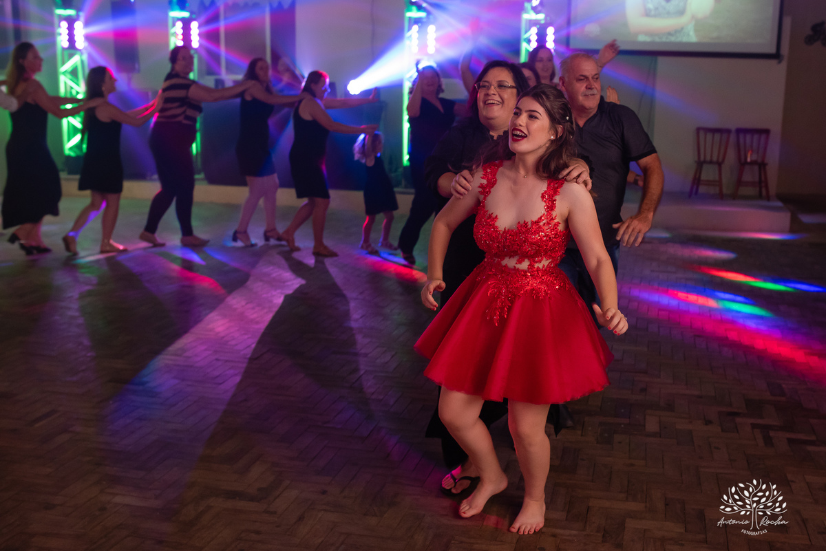 festa - Helena Kichofel - Comunidade Sant'Ana - Colônia Maciel - Pelotas/RS - ensaio externo - nascer do Sol - praia do Laranjal - por do sol - Parque Una - making of vestido - valsa - saia rodada - surpresa - anel de 15 anos – Antonio Rocha Fotografias