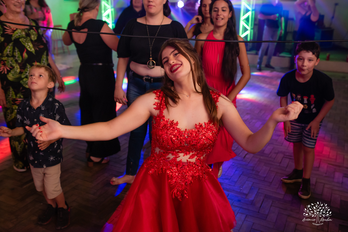 festa - Helena Kichofel - Comunidade Sant'Ana - Colônia Maciel - Pelotas/RS - ensaio externo - nascer do Sol - praia do Laranjal - por do sol - Parque Una - making of vestido - valsa - saia rodada - surpresa - anel de 15 anos – Antonio Rocha Fotografias