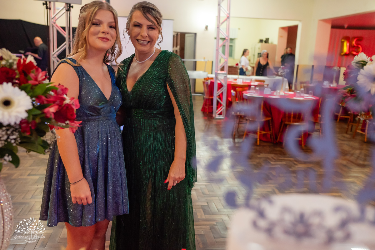 •	Festa - 15 anos - Helena Kolhs Fischer – Ensaio - Vinícola Nardello - Morro Redondo – Homenagens - Troca de sapato – Valsa - pista de dança -Infinity Bartenders -Vestido vermelho – Antonio Rocha Fotografias - Pelotas