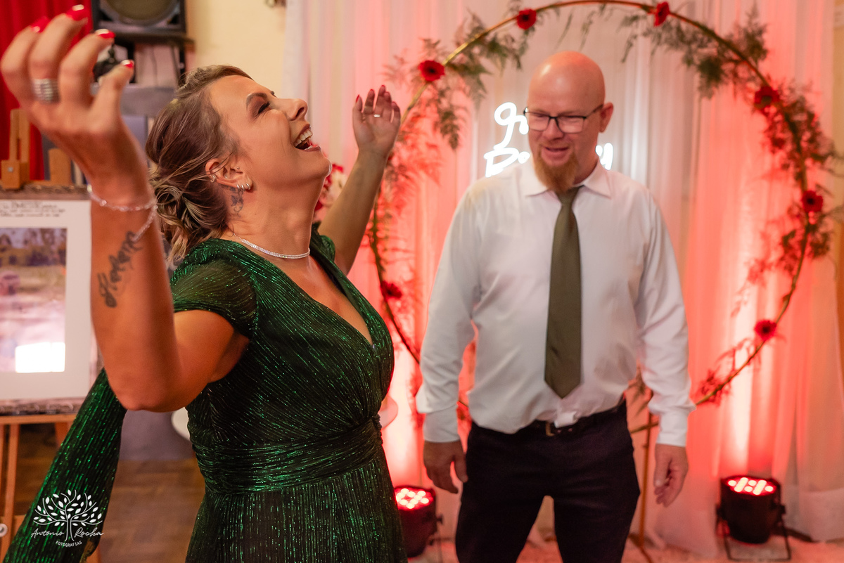 •	Festa - 15 anos - Helena Kolhs Fischer – Ensaio - Vinícola Nardello - Morro Redondo – Homenagens - Troca de sapato – Valsa - pista de dança -Infinity Bartenders -Vestido vermelho – Antonio Rocha Fotografias - Pelotas